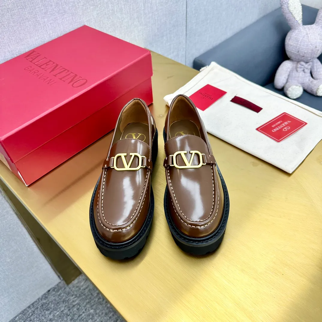 👟👟Ex-factory price 560👟👟 2024【VALENTINO】Valentino's early spring fashionable slip-on loafers are hot new🆕 Versatile style with temperament💃🏻 Slay the whole audience immediately when you put them on [Love] The ultra-simple design is more timeless and attractive! Fashionable and neat feeling, it is a magic tool for increasing your height and slimming down ✨ The shoe collar is specially added with anti-wear latex! You won't feel tired after walking all day long🦶🏻 The upper is made of open-edge beaded cowhide material and paired with a calfskin lining, which is full of texture! 👿Bottom thickness 4.0cm 👿Color: Black Brown 👿Size: 35-40 Factory ready supply